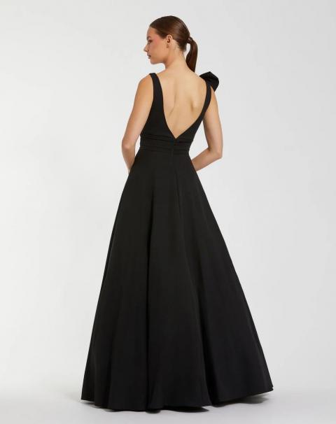 Черное вечернее платье украшенное бантом 1940